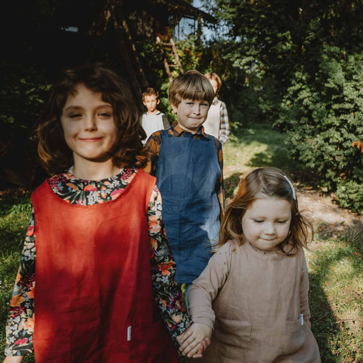 Grembiule per bambini Lotta (indaco) - con bretelle