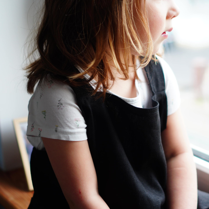 Grembiule per bambini Lotta (nero) - con bretelle