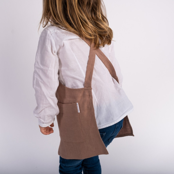 Grembiule da bambina Lotta (Noce) - con bretelle